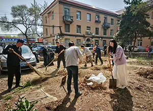 沈阳MILE米乐集团集团党员参与松泉社区“党员进社区”自愿清洁活动